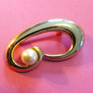 Vintage faux pearl swoop brooch